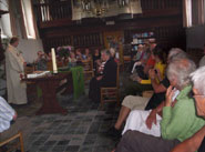 Oma en Jan trouwen in de kerk